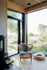Khu vực ghế ngồi tại Feel The Nature Inside In Architect-Designed Gem