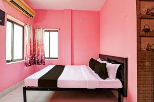 Voodi või voodid majutusasutuse Hotel O MAA BHUASUNI RESIDENCY toas