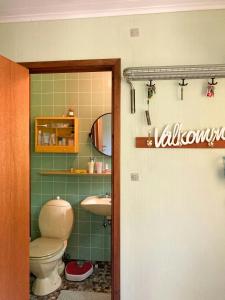 Bilik mandi di Swedish-Inspired Home In Odden's Forest