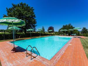 Bazén v ubytovaní Scenic Apartment in Casole d'Elsa with Pool alebo v jeho blízkosti