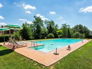 Bazén v ubytovaní Scenic Apartment in Casole d'Elsa with Pool alebo v jeho blízkosti