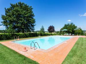 Bazén v ubytovaní Scenic Apartment in Casole d'Elsa with Pool alebo v jeho blízkosti