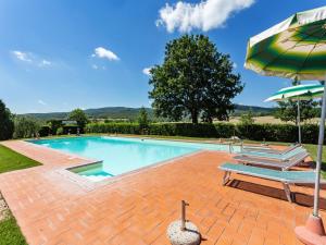 Bazén v ubytovaní Scenic Apartment in Casole d'Elsa with Pool alebo v jeho blízkosti