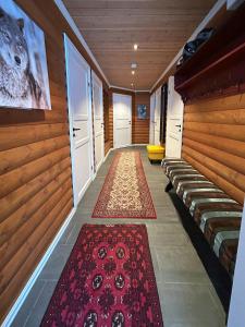 einen Flur mit holzgetäfelten Wänden und einem Teppich in der Unterkunft Ski In Ski Out Apartment In Trysil in Trysil