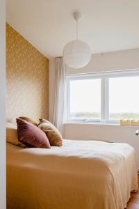 Ένα ή περισσότερα κρεβάτια σε δωμάτιο στο Enjoy The Sound Of Crashing Waves And Ocean Views