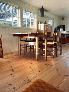 Store FugledeにあるBan-Heiwa, Close To Beach And Natureのキッチン(木製テーブル、いくつかの椅子付) +6枚の写真
