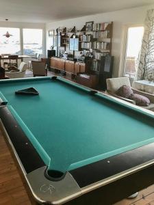 - Sala de estar con mesa de billar en Arctic Family Adventure In Tunstad, Nordnorway, en Myre