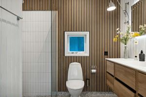 un baño con inodoro y lavabo en Summer House Near Hornbæk Beach, en Hornbæk