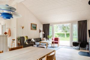 Istumisnurk majutusasutuses Home Among Trees With Architectural Flair