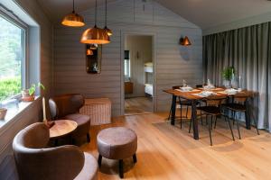 Ruang duduk di Modern And Rustic Cabin With Fjord View In Samnanger