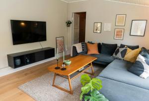 Televisyen dan/atau pusat hiburan di Modern And Rustic Cabin With Fjord View In Samnanger