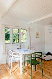 Φωτογραφία από το άλμπουμ του Cottage Life In Intimate Wooden Cabin σε Dronningmølle