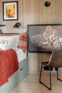 Μια τηλεόραση ή/και κέντρο ψυχαγωγίας στο Stylish Edge-Of-Forest Cabin By The Water