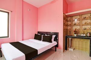 Postel nebo postele na pokoji v ubytování Hotel O MAA BHUASUNI RESIDENCY