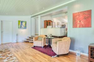 Kuchyň nebo kuchyňský kout v ubytování Lakeside Lodge With Fishing