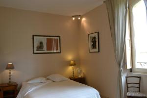 Giường trong phòng chung tại Historic Residence Overlooking The Dordogne +9 ảnh