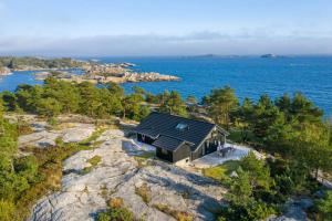 una vista aérea de una casa en una isla rocosa en Seaside Cabin With Ocean View And Sunny Terrace, en Søgne