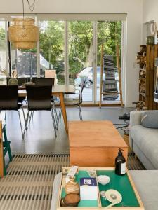 Χώρος καθιστικού στο Indoor And Outdoor Life In Simple Design Gem