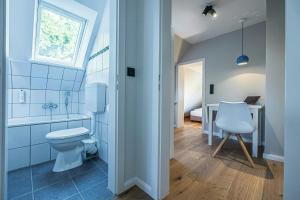 baño con aseo y lavabo y escritorio en Country House Close To The Beach With Field Views, en Maasholm 21 fotos más