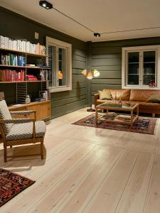 ein Wohnzimmer mit Sofa und Tisch in der Unterkunft Historic Old Rectory In The Heart Of Norway in Vestre Gausdal + 16 Fotos