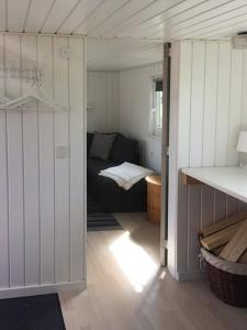 Rúm í herbergi á Protected Fjord Cabin With Fjord Views