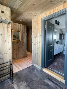 Una cocina o zona de cocina en Secluded Mountain Cabin In Rauland With View