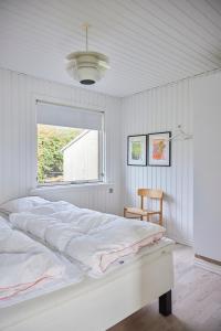 Katil atau katil-katil dalam bilik di House With Beautiful Water View In Natural Setting