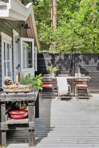 een patio met een tafel en stoelen op een huis bij Classic 1937 Cottage On A Natural Plot in Nykøbing Sjælland