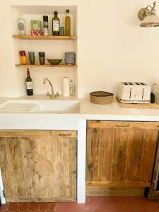 Η κουζίνα ή μικρή κουζίνα στο Bohemian House Overlooking Roussillon