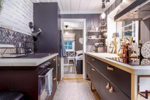 eine Küche mit Spüle und Herd oberen Backofen in der Unterkunft Lakeside Cabin Near Sjusjøen And Lillehammer in Mesnali + 14 Fotos