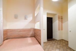 dwa obrazy pokoju z korytarzem w obiekcie Economy Apartment on Rappoporta 7a-1 w Lwowie