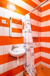 łazienka z umywalką i zasłoną prysznicową w obiekcie Economy Apartment on Rappoporta 7a-1 w Lwowie