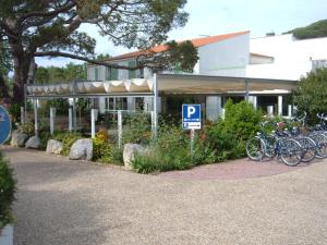 a parking lot with bikes parked in front of a building at Le Parasol in Ars-en-Ré