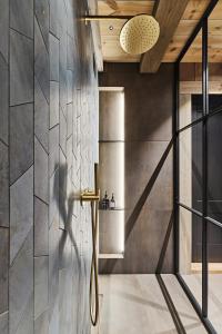 y baño con ducha y pared de metal. en Luxury Cabin With Views, en Stranda 31 fotos más