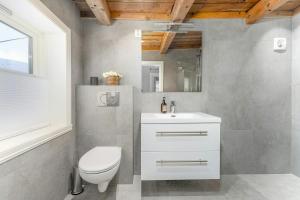 Ένα μπάνιο στο Charming House In Loen, In The Heart Of Nordfjord +25 φωτογραφίες