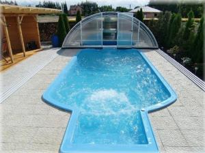 uma piscina com uma cobertura clara em cima em Penzion Buchmann em Františkovy Lázně