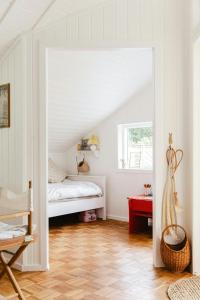 En eller flere senge i et værelse på Home With Tranquility And Space For Play