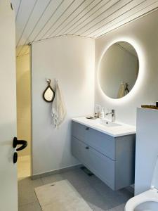 un baño con lavabo y espejo en Split-Level Holiday Home With View Of Årø, en Haderslev