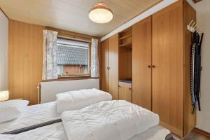 En eller flere senge i et værelse på Spacious Holiday Home Near The Beach