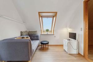 Et tv og/eller underholdning på Spacious Holiday Home Near The Beach