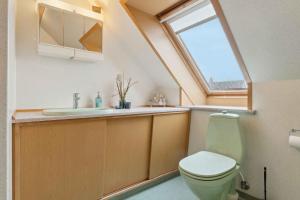 Et badeværelse på Spacious Holiday Home Near The Beach + 30 billeder