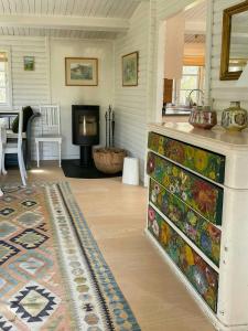 Kuchyň nebo kuchyňský kout v ubytování Hyggeligt Sommerhus I Rørvig Med Historisk Charme