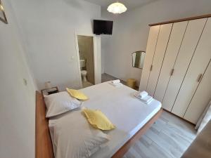Postel nebo postele na pokoji v ubytování Cosey Studio Apartment For 2 Free Private Parking