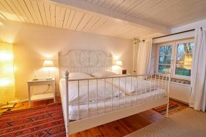una camera da letto con un letto bianco e una finestra di Charming Country House In Schleswig-Holstein a Fedderingen