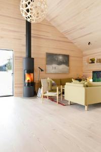 Ruang duduk di Modern Light Neo Cabin On Bjefell