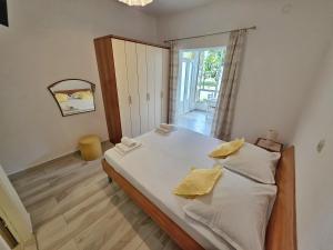 Postel nebo postele na pokoji v ubytování Cosey Studio Apartment For 2 Free Private Parking