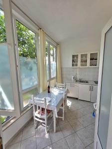 Fotografie z fotogalerie ubytování Cosey Studio Apartment For 2 Free Private Parking v destinaci Makarska
