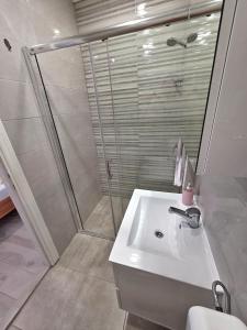 Koupelna v ubytování Cosey Studio Apartment For 2 Free Private Parking