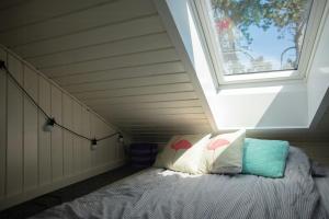 Postel nebo postele na pokoji v ubytování Amid Heather Near The Sea Lies Beach Hut