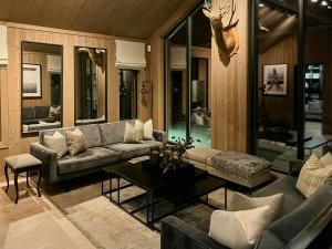 een woonkamer met een bank en een tafel bij Modern Cabin By Skeikampen's Ski Trails in Svingvoll +10 foto's